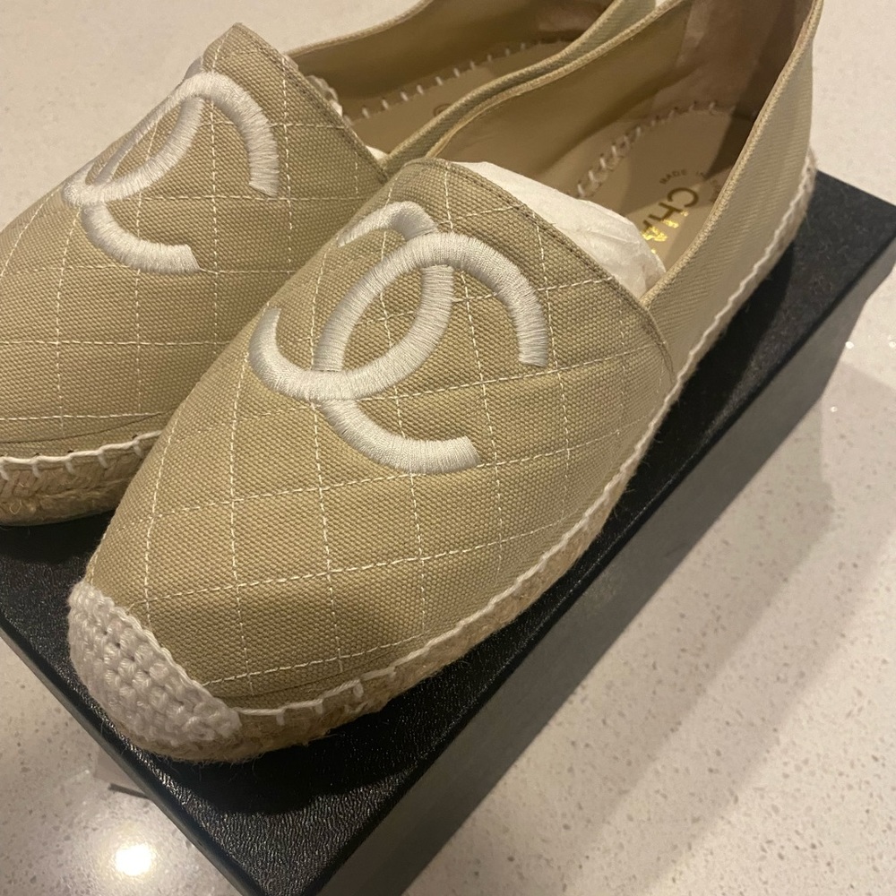 Chanel Espadrilles, size 40 fits an American 9. Beige and white color. - Picture 3 of 6